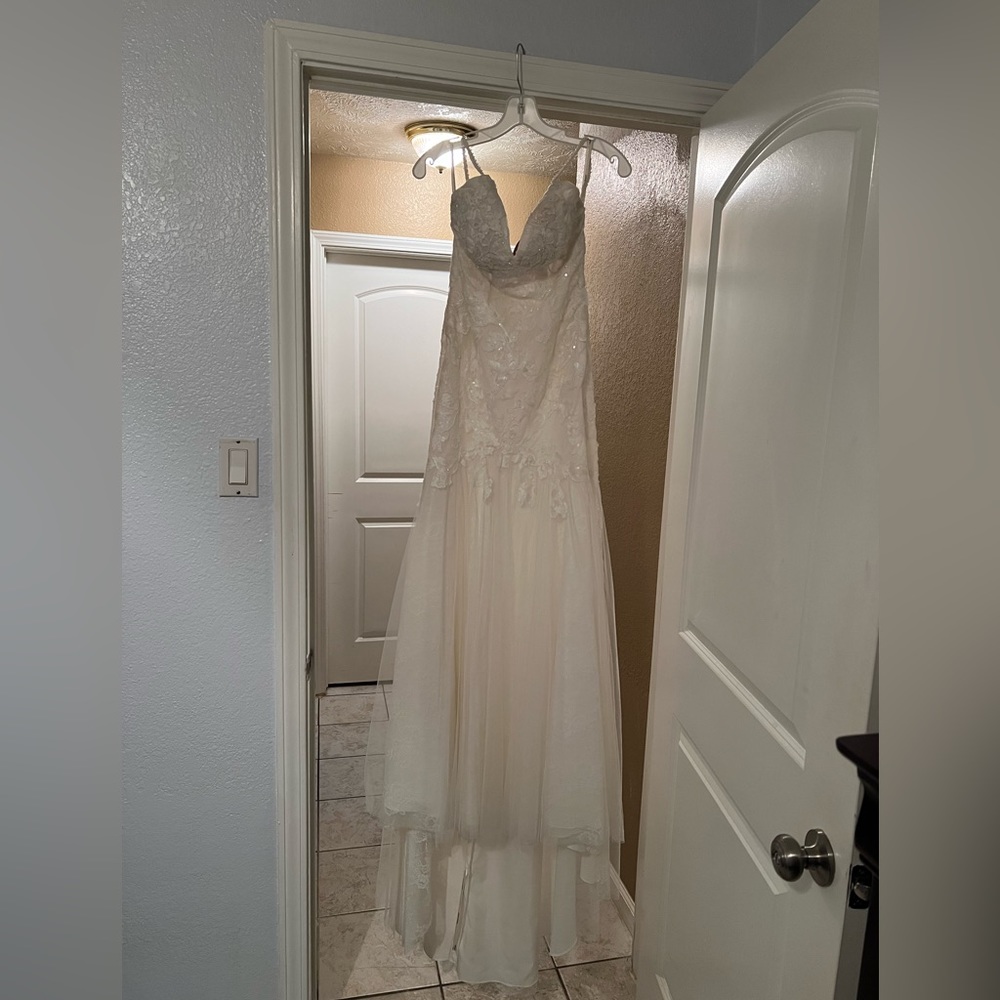 Lace Wedding dress with bustle - Picture 2 of 8